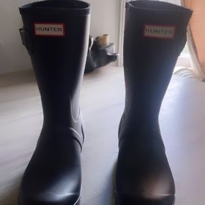 Womens tall Hunter rain boots. Tried on once but didn’t fit my larger calves.